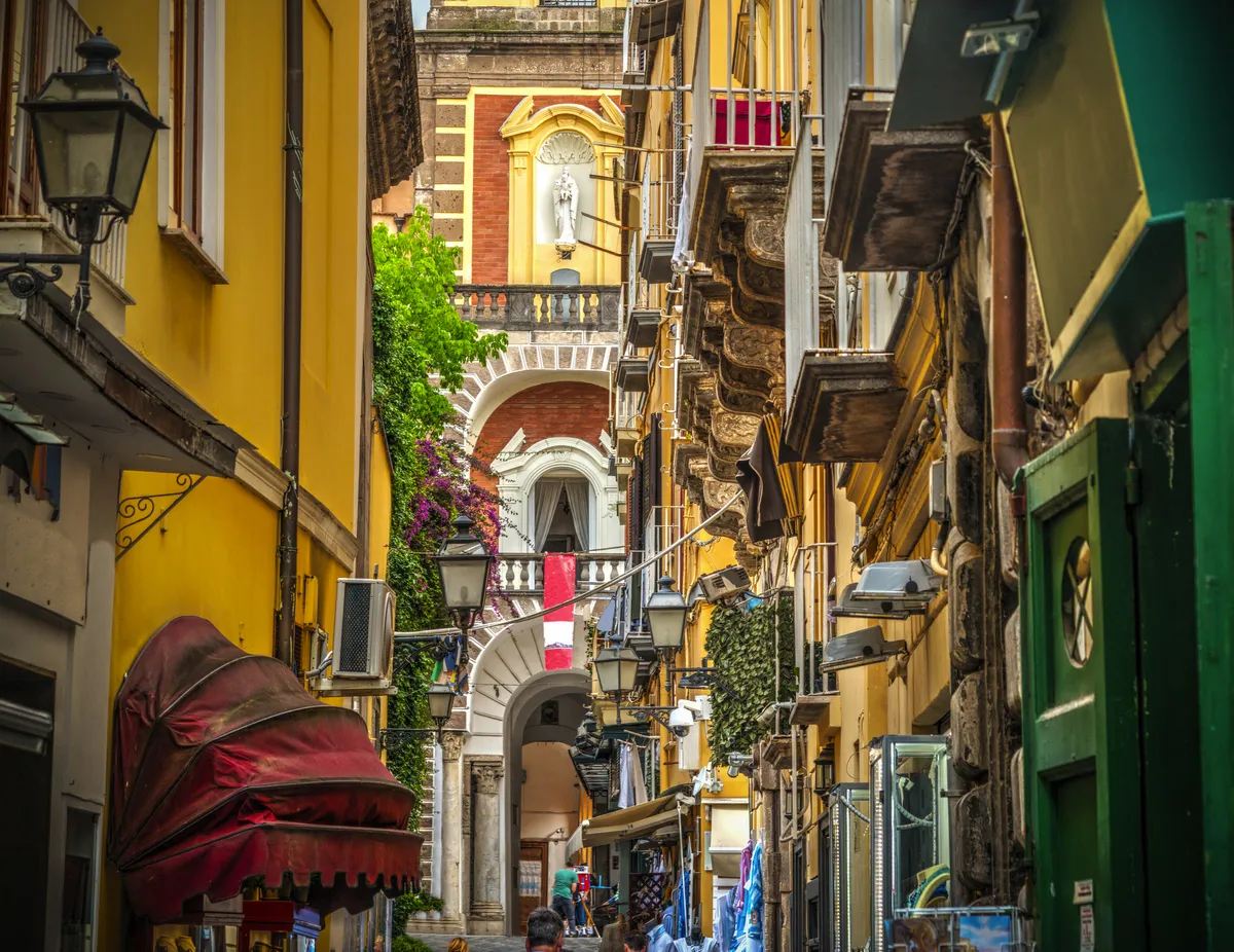 Gasse mit Domturm im Hintergrund in Sorrent - © Gabriele Maltinti - stock.adobe.com