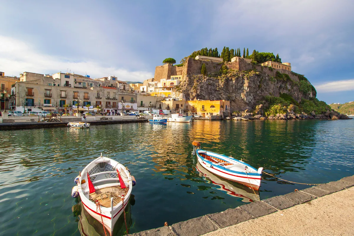 Hafen von Lipari - © johnkruger1 - stock.adobe.com