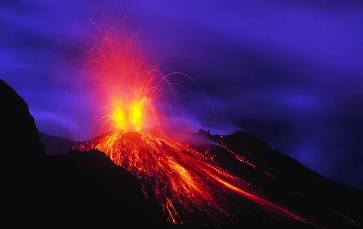 Eruption auf der Vullkaninsel Stromboli nahe Sizilien - © Roland - stock.adobe.com