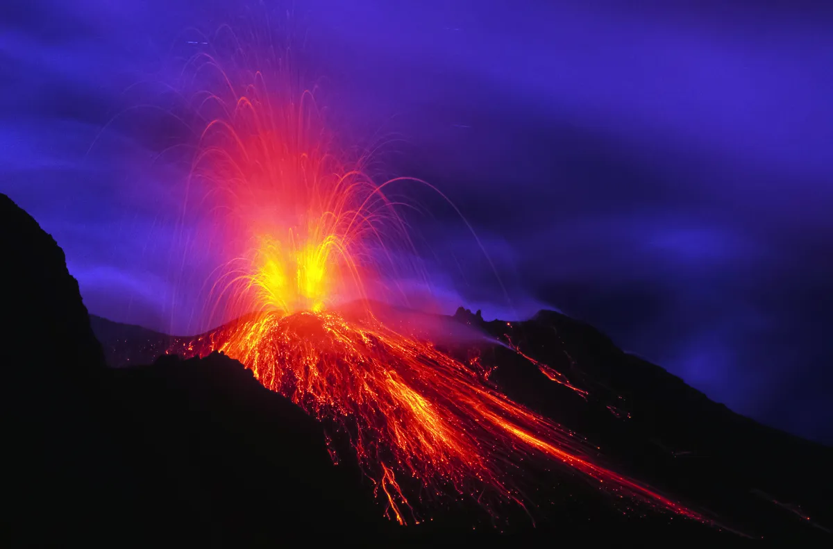 Eruption auf der Vullkaninsel Stromboli nahe Sizilien - © Roland - stock.adobe.com