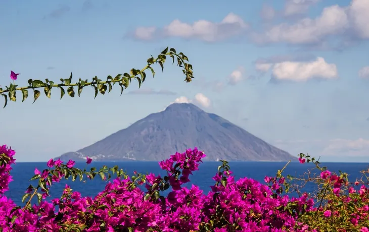 Vulkaninsel Stromboli nahe Sizilien - © rogerfr - Fotolia