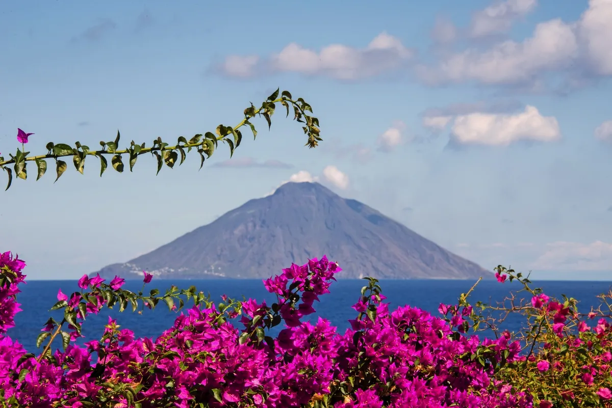 Vulkaninsel Stromboli nahe Sizilien - © rogerfr - Fotolia