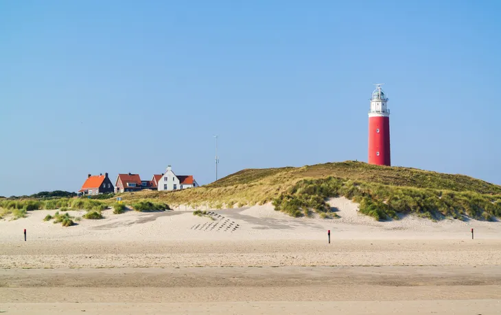 Strand und Leuchtturm De Cocksdorp auf Texel - ©TasfotoNL - stock.adobe.com